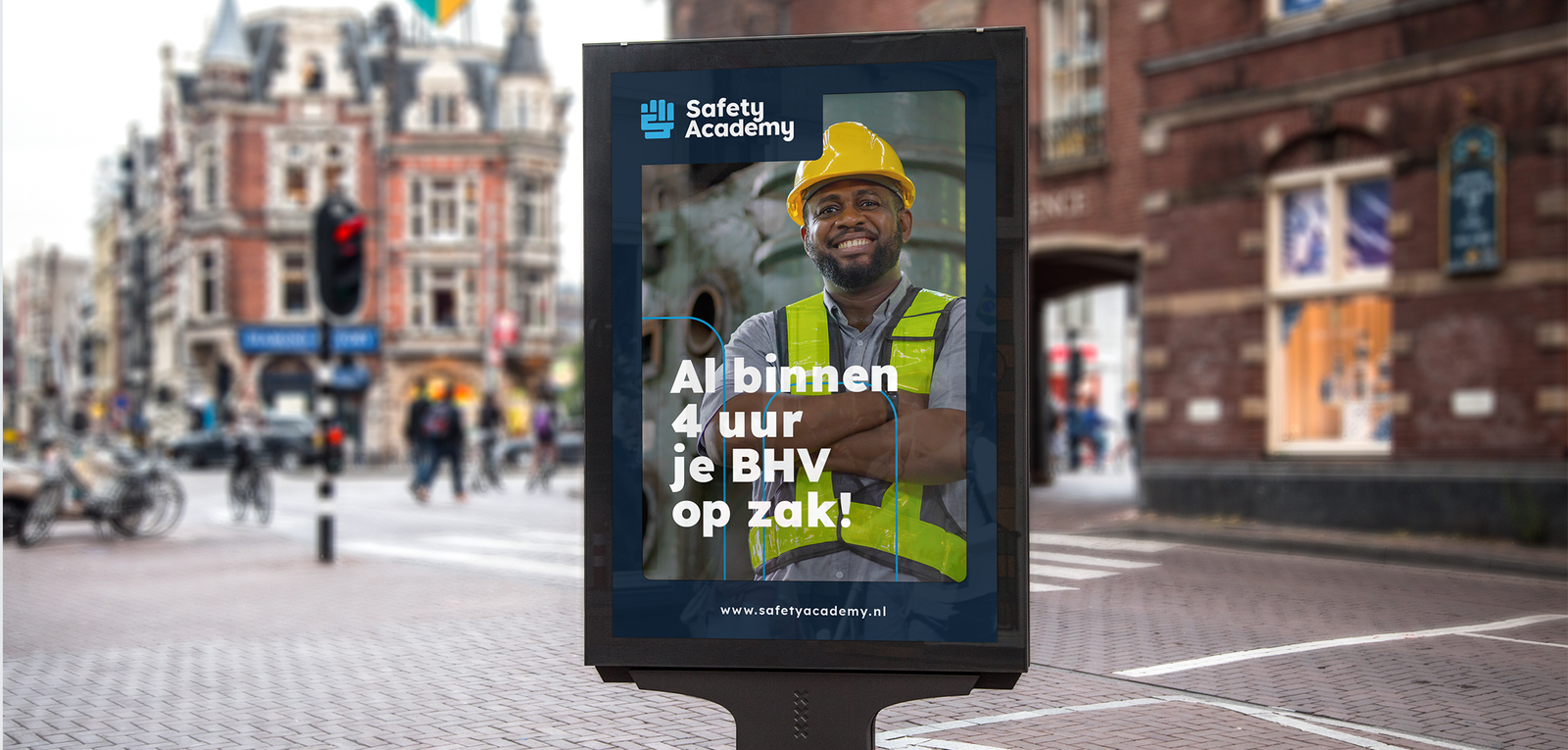 Abri met reclame Safety Academy